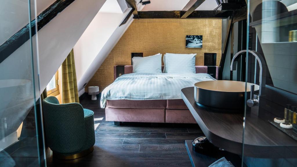 阿姆斯特丹Hotel Frank since 1666的一间卧室配有一张床和一张带水槽的书桌