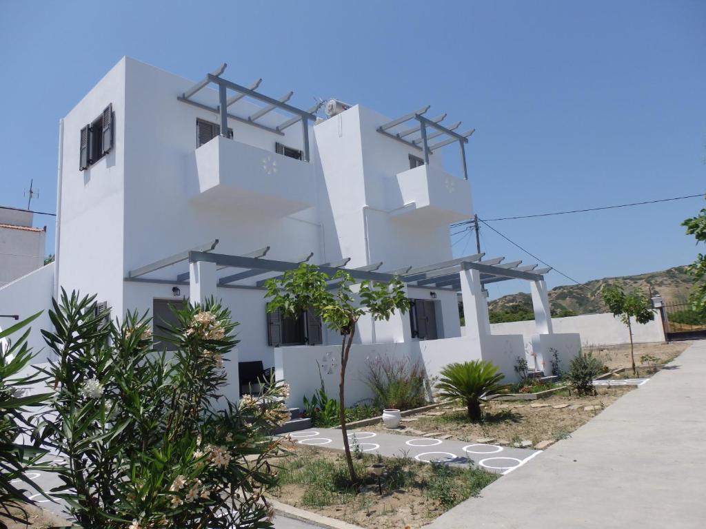 斯基罗斯岛Skyros Koxilas Studios的前面有树木的白色建筑