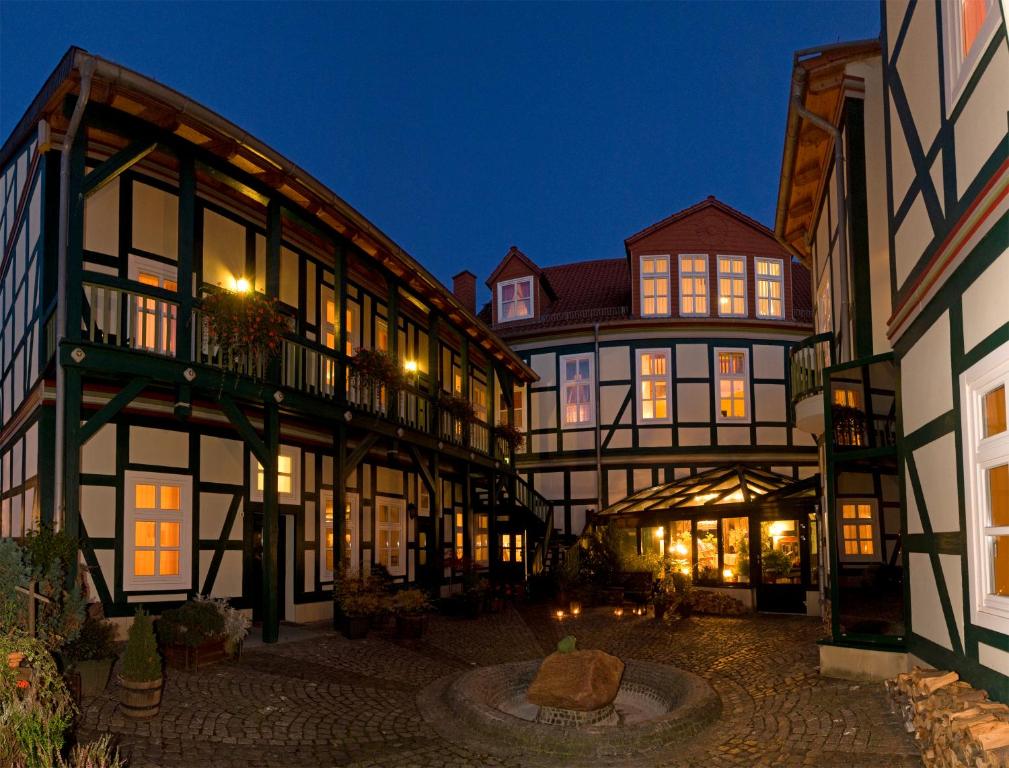 哈尔伯施塔特格鲁登堡酒店的一座古老的建筑,晚上有庭院