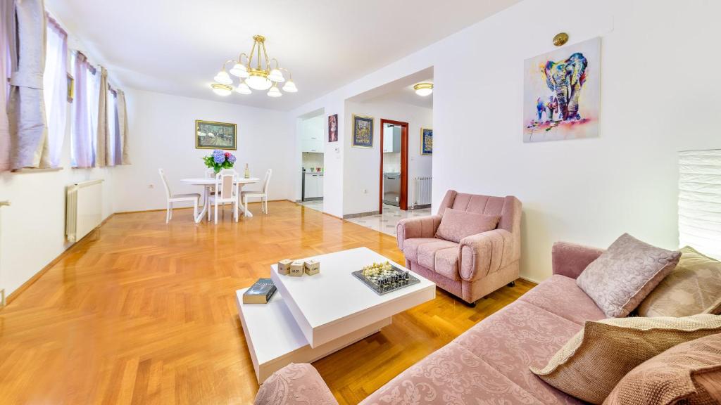 萨格勒布Central Apartment Smiley - FREE PARKING的客厅配有沙发和桌子