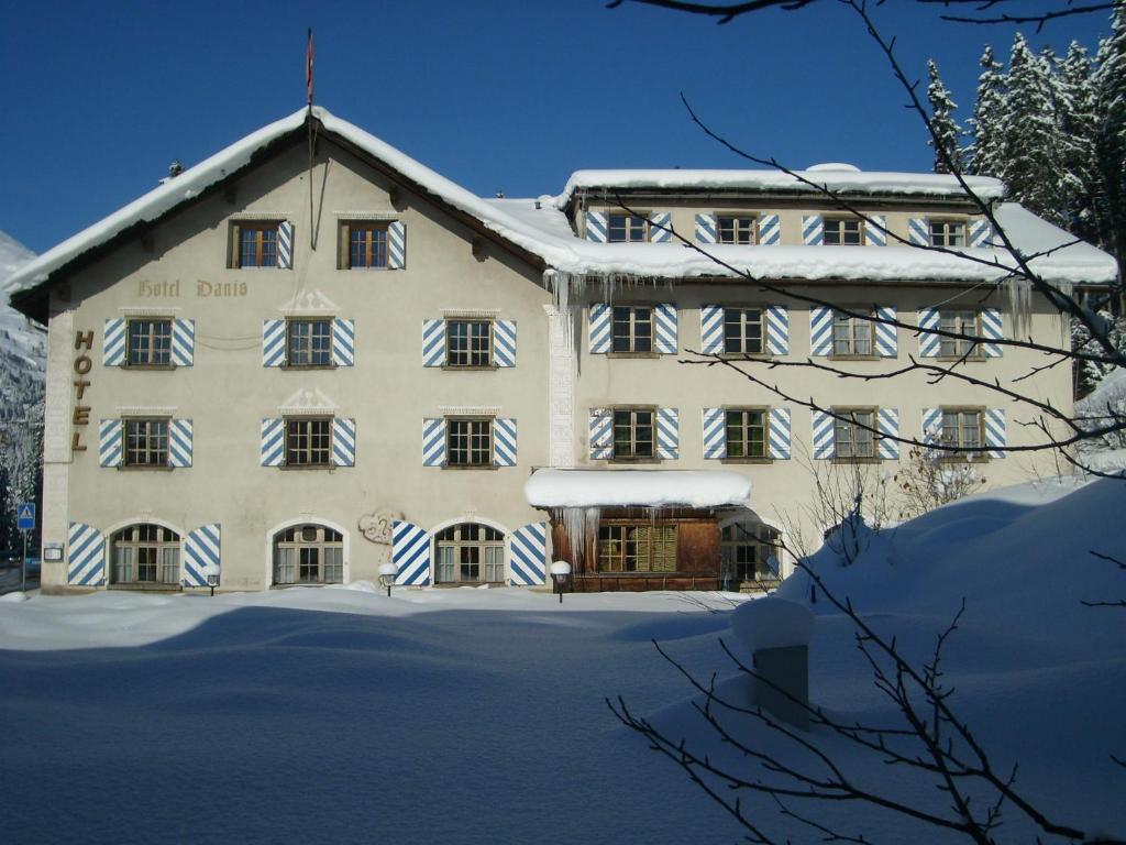 伦策海德丹尼斯酒店的一座大建筑,地面上积雪