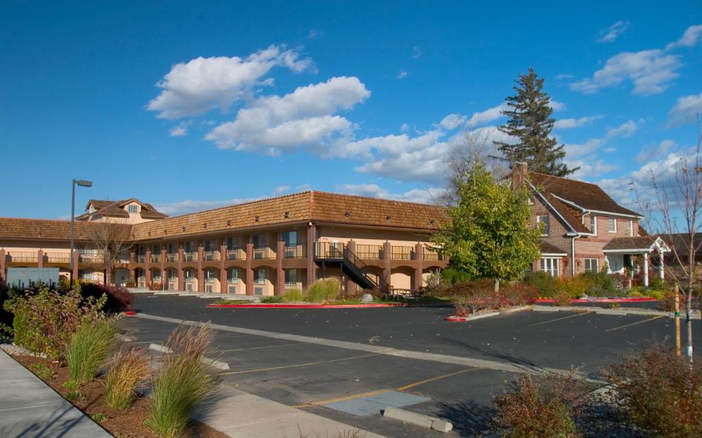 明登Carson Valley Motor Lodge and Extended Stay的前面有停车位的大楼