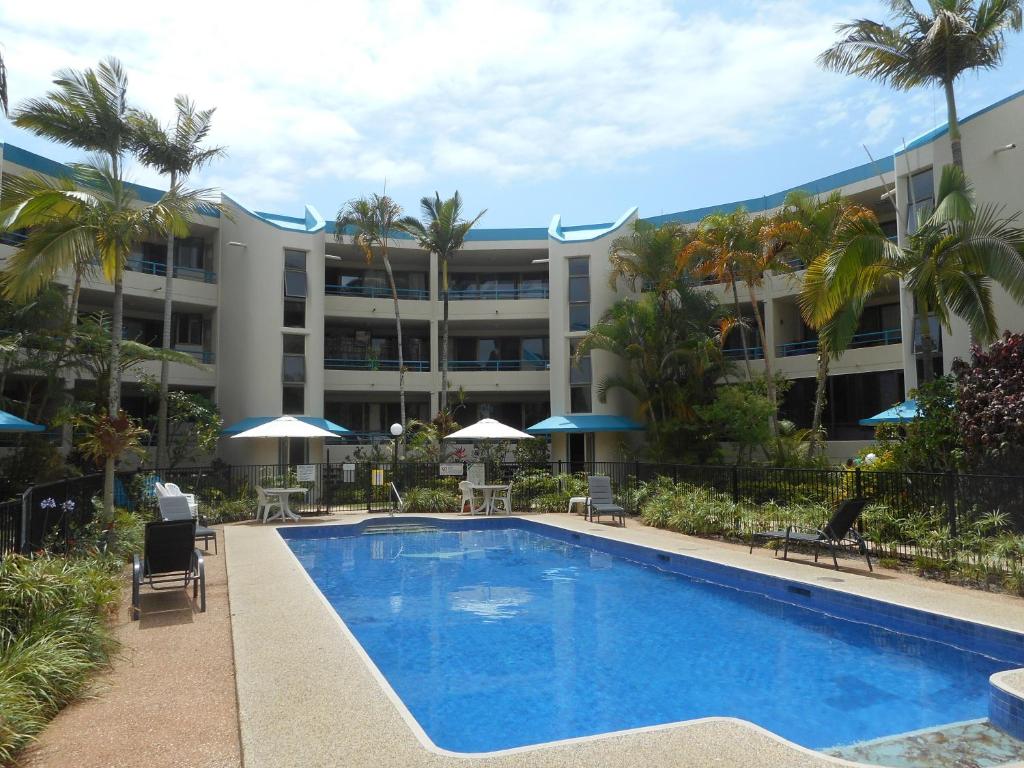 邦加里普莱西德沃特斯假日公寓的大楼前设有游泳池的酒店