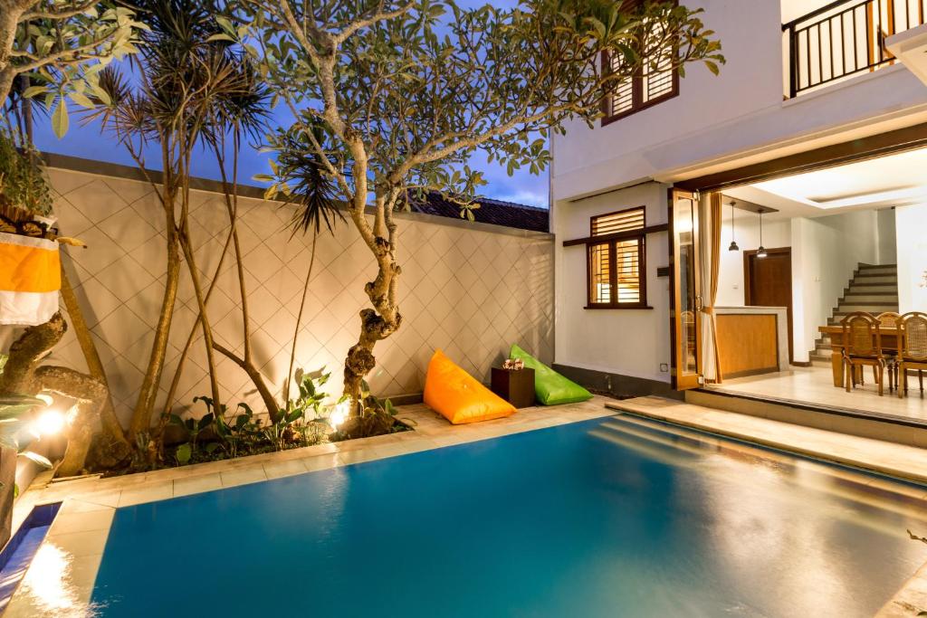 塞米亚克Villa Chandra - 3 Bedroom Villa with Private Pool的一座房子后院的游泳池