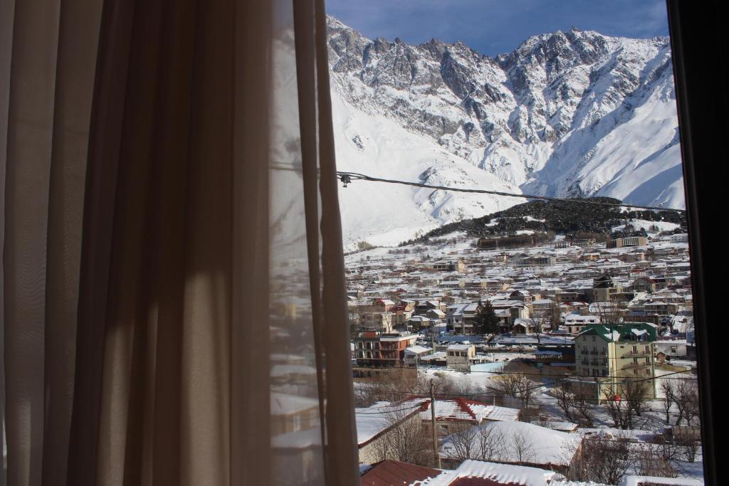 卡兹贝吉Ketino's Home的从窗户可欣赏到白雪 ⁇ 的山景