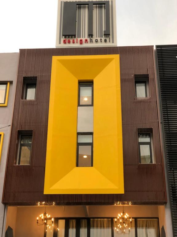 吉隆坡M Design Hotel @ Taman Pertama的一座有黄色长方形的建筑