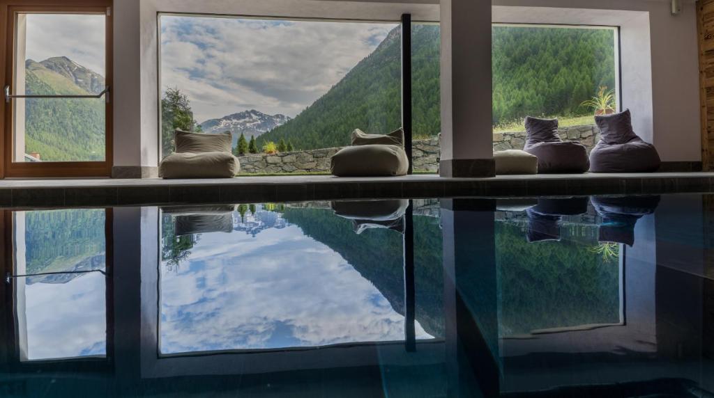 利维尼奥Sport Hotel的带游泳池的山景客房