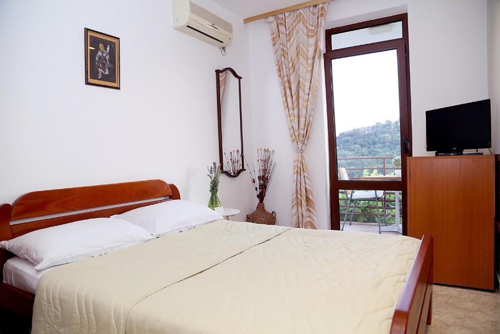 佩特罗瓦纳莫鲁阿尔杜拉公寓的一间卧室设有一张带电视和窗户的床。