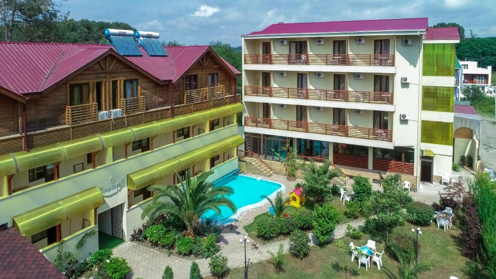 谢赫维蒂利Keriya Hotel Shekvetili Kaprovani的享有带游泳池的度假村的空中景致