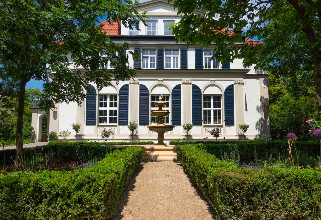 德累斯顿Villa Golding - Flat 1的前面有喷泉的房子