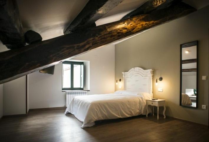 阿丰萨格拉达Hotel portico的卧室配有白色的床和窗户。