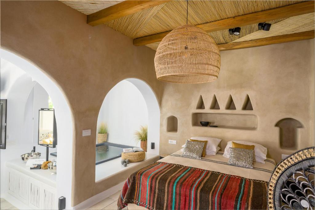 纳克索乔拉Euphoria Chora Naxos的一间卧室设有一张床和拱门天花板