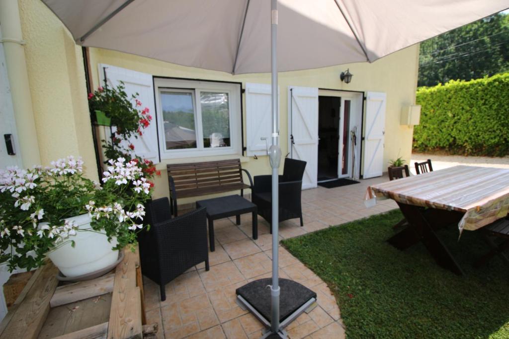 MontferrierToupinat的庭院配有遮阳伞和桌椅。