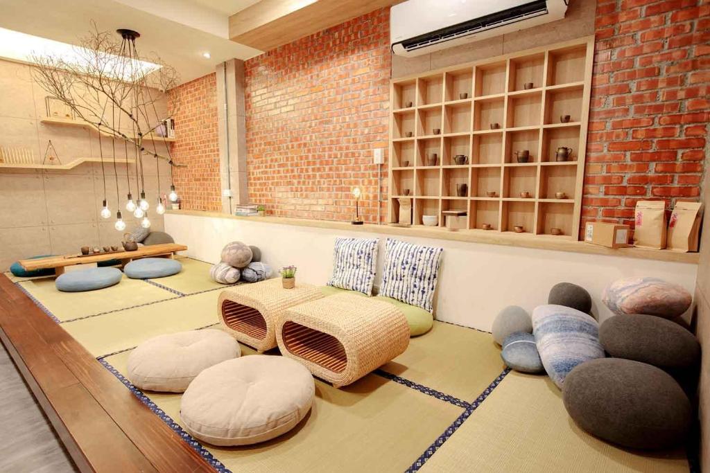台南BIRD series B&B&Hostel複合式民宿#本國旅客須先匯款的地板上有一个枕头的房间