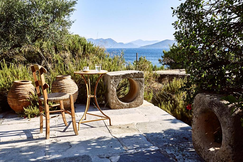 爱琴娜岛Nikolaou residence的海景露台配有桌椅