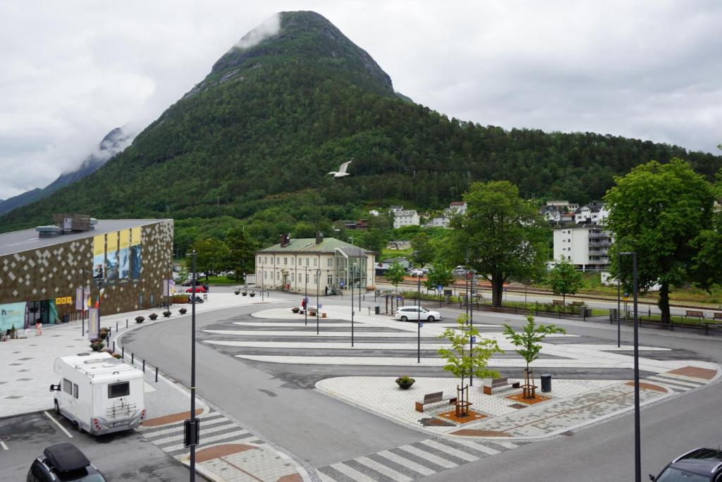 翁达尔斯内斯Åndalsnes Sentrum Apartment的享有以山为背景的城市美景