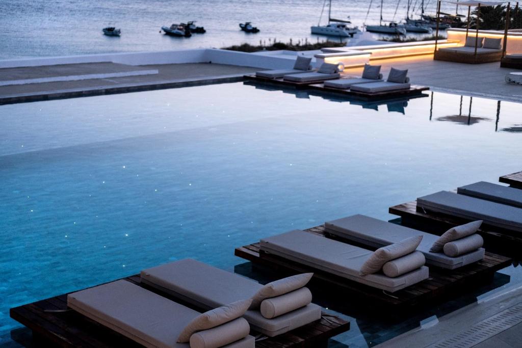 圣爱奥尼斯米科诺斯米科诺斯玛那拉酒店的一个带躺椅的游泳池