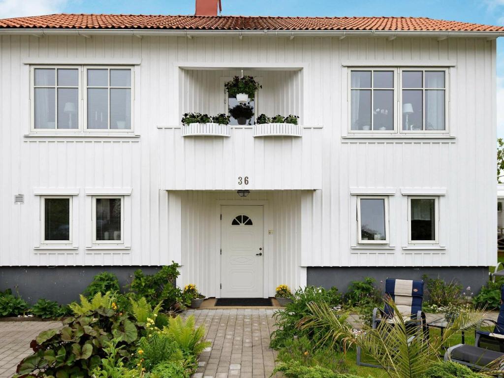 吕瑟希尔One-Bedroom Holiday home in Lysekil 11的白色的房子,有白色的门和窗户