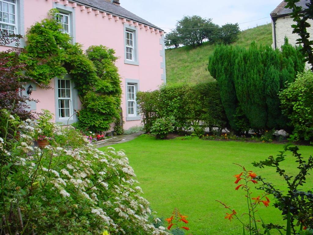 布兰普顿Hullerbank的粉红色房子前面的花园