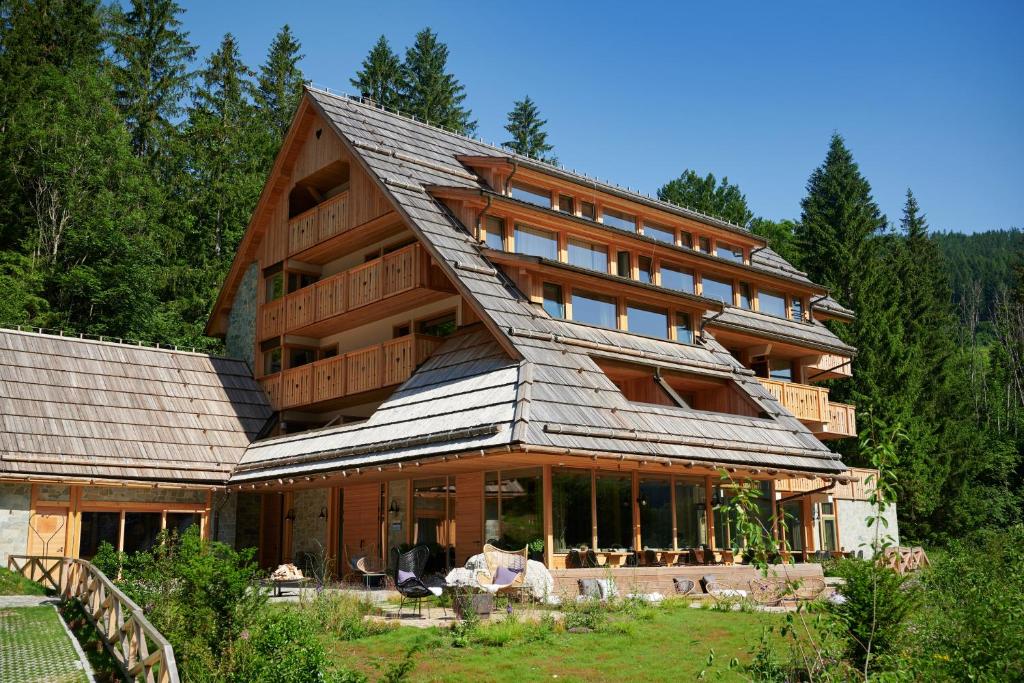 泽高杰耶泽尔斯科Boutique hotel Vila Planinka的大型木房子,设有 ⁇ 盖屋顶