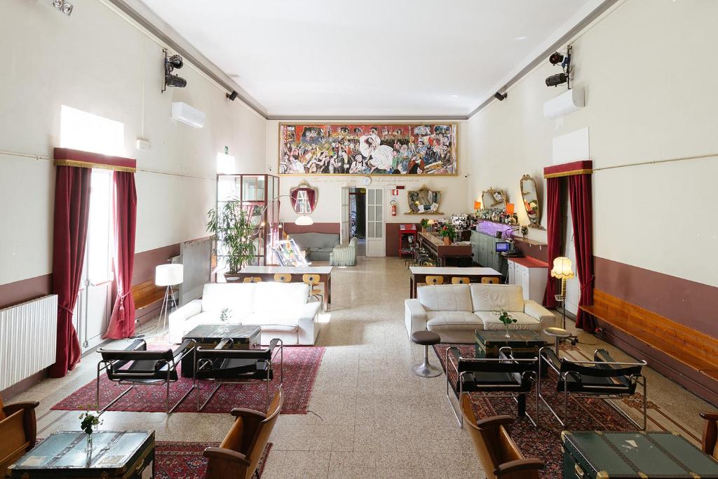 佛罗伦萨Ostello Tasso的大型客厅配有沙发和桌子