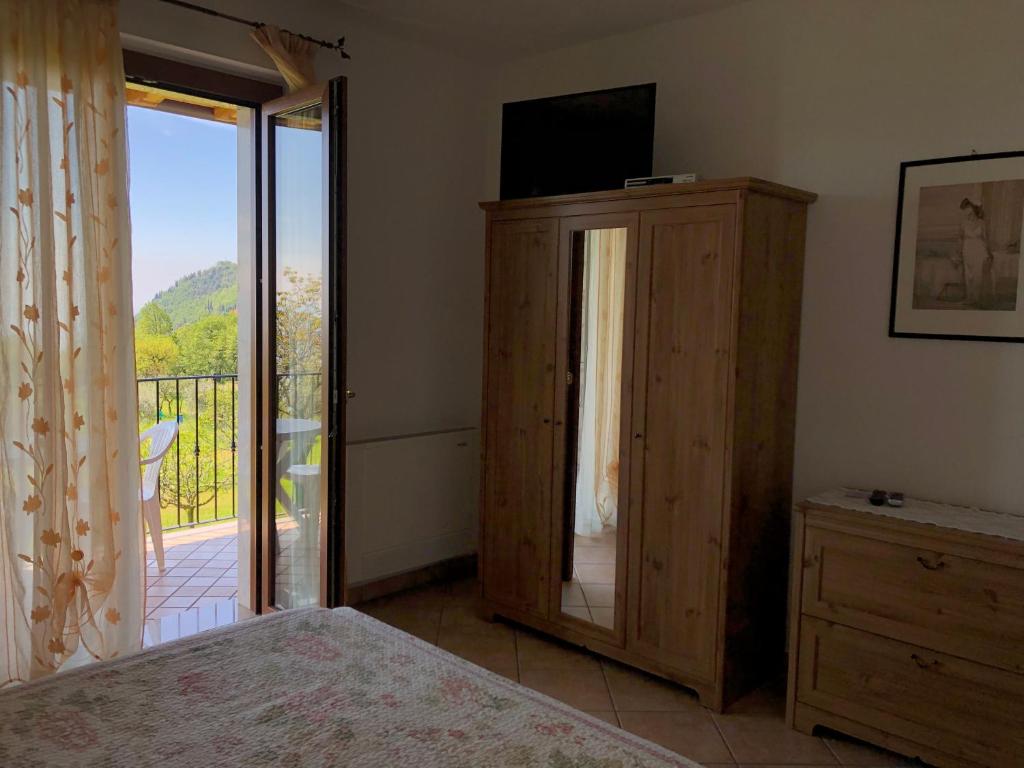 加尔尼亚诺加尼·玛丽卡酒店的一间卧室设有一张床和一个滑动玻璃门
