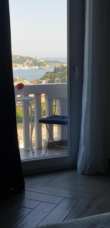 莱里奇La Maison Golfo dei Poeti的客房享有带桌子的阳台的景致。