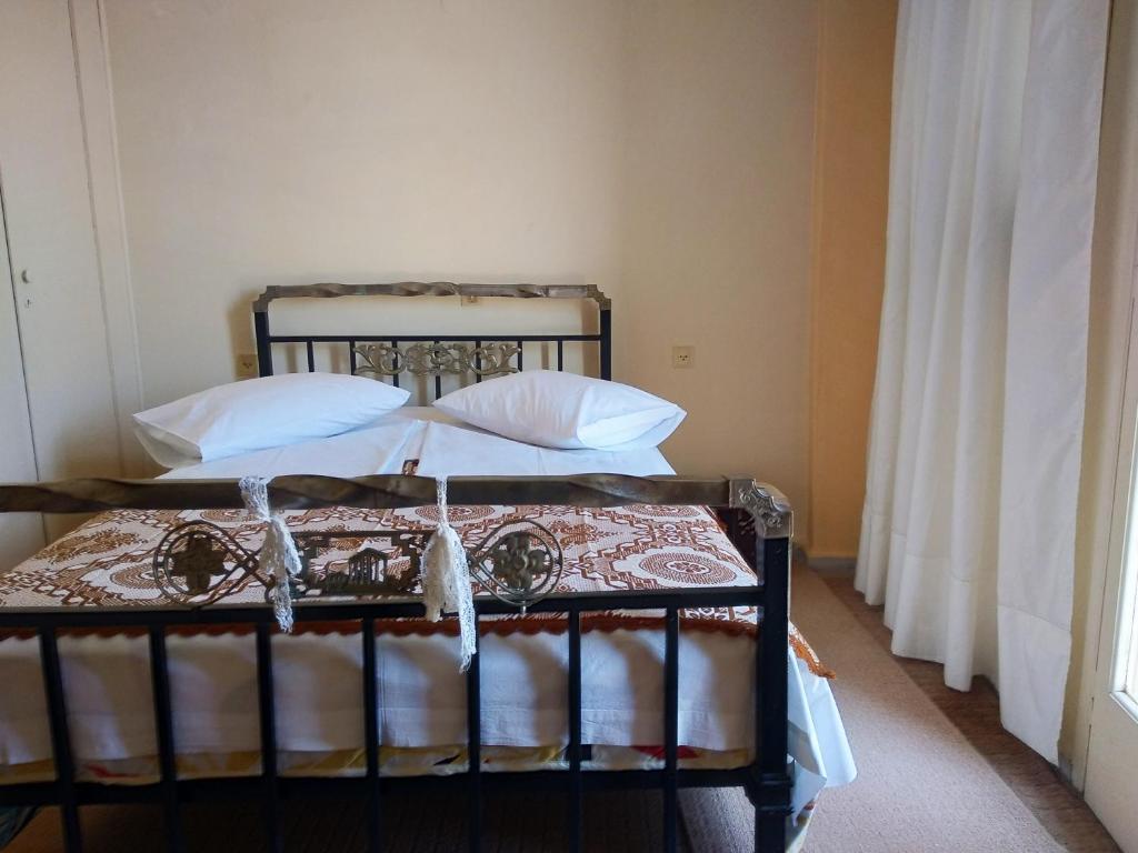 PyrgiXista Manor House ®的一张床上有两个枕头的房间