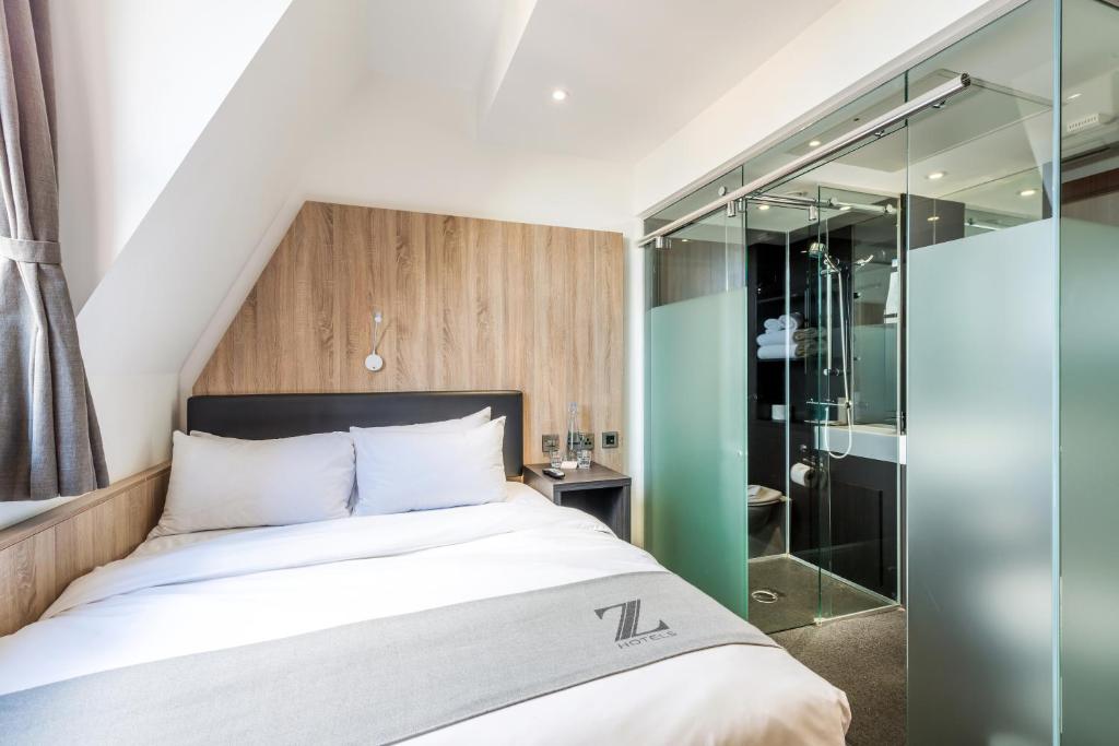 格拉斯哥格拉斯哥Z酒店的一间卧室设有一张床和一个玻璃淋浴间