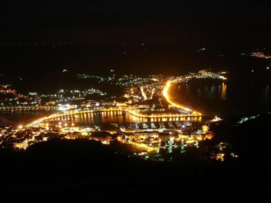比韦罗Apartamento en 1ª línea de la Playa de Covas - Viveiro (Lugo)的享有城市的夜间美景,设有一座桥