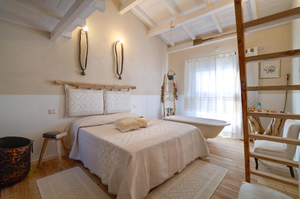 GergeiIs Perdas Rural Retreat & Spa的一间卧室配有一张床和浴缸