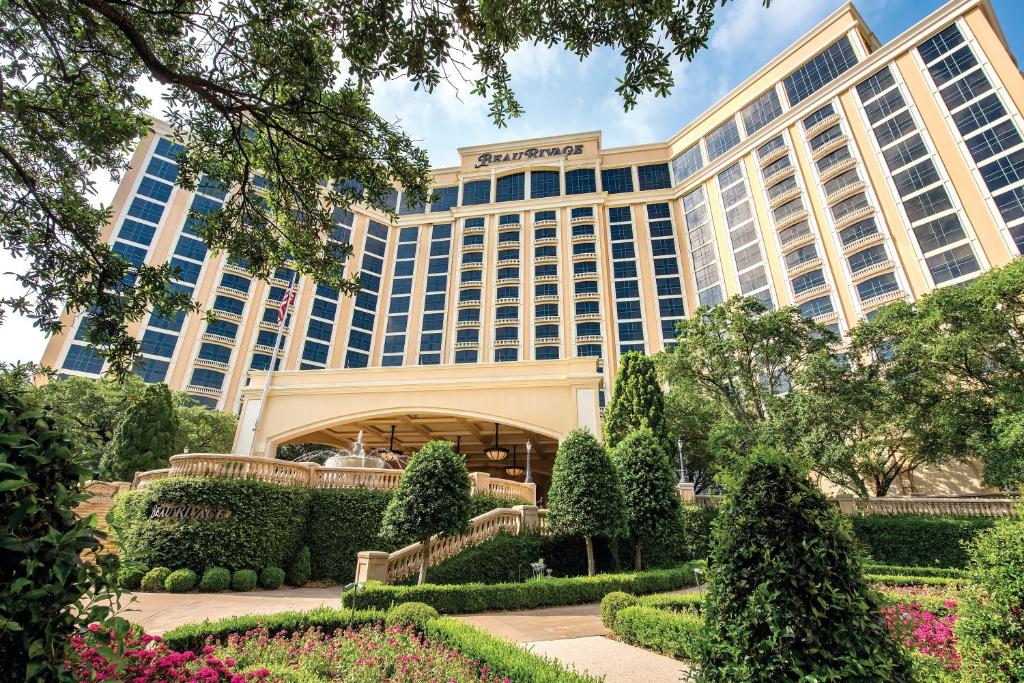 比洛克西Beau Rivage Resort &amp; Casino的从花园可以欣赏到宏伟的毫克酒店的景色