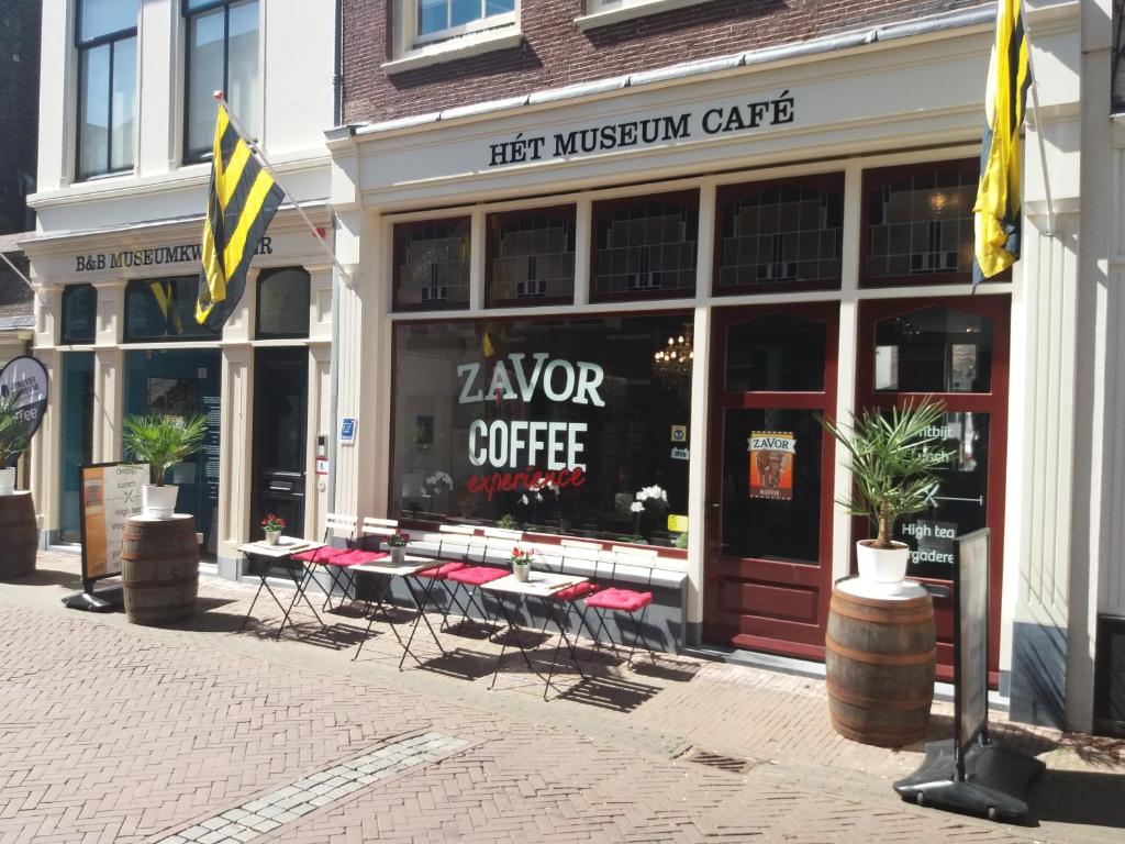 斯希丹B&B Museumkwartier Schiedam的一间位于膝盖咖啡店前面的商店