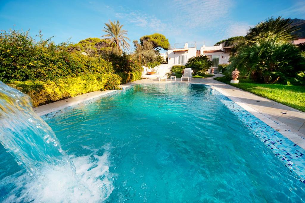 伊斯基亚Villa Formica的庭院内带瀑布的游泳池