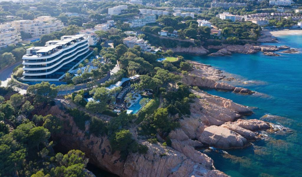 萨卡罗Alàbriga Hotel & Home Suites GL的悬崖上的度假村的空中景观