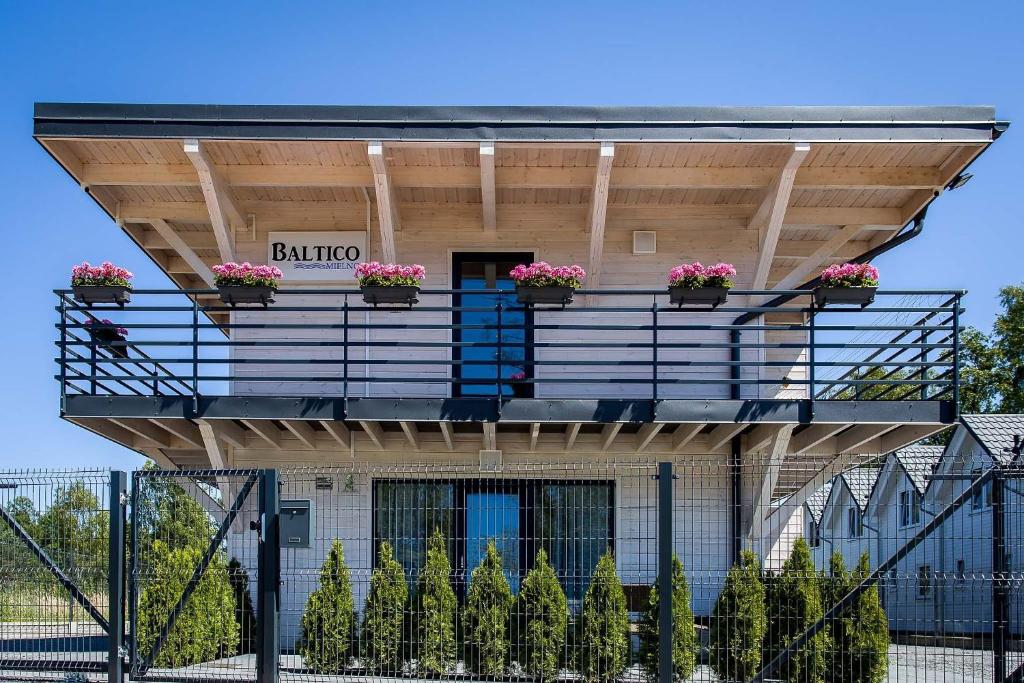 梅尔诺Baltico的一座建筑,阳台上种植了盆栽植物