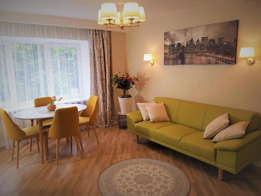 希奥利艾TIP TOP的客厅配有绿色沙发和桌子