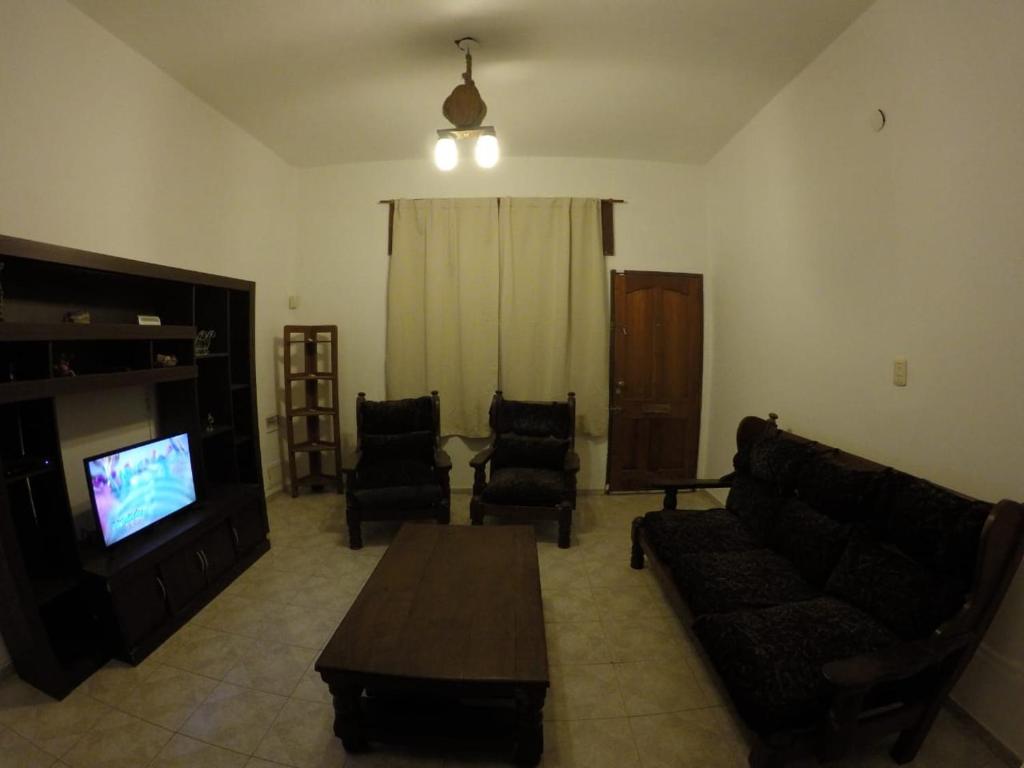 科尔多瓦Casa, hogar equipado para el viajero y su familia.的客厅配有沙发、电视和椅子