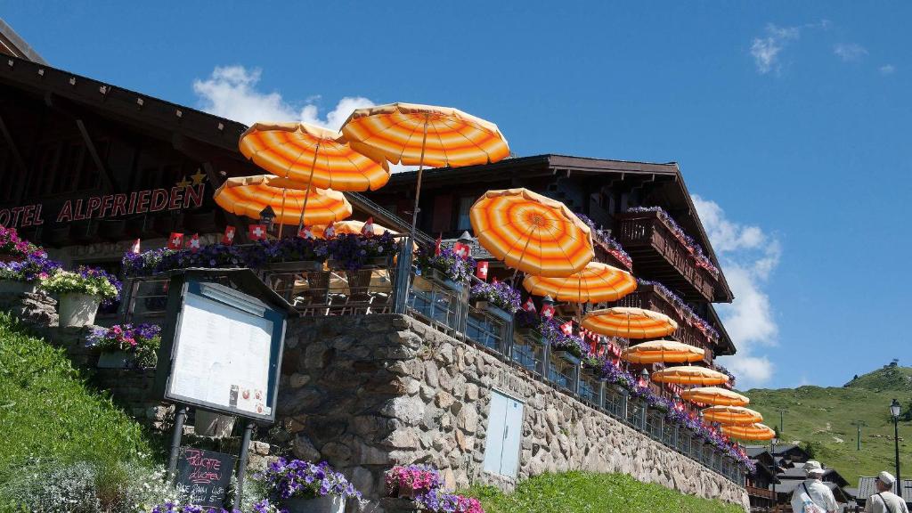 贝特默阿尔卑阿尔福莱顿酒店的大楼顶上的一组橙色伞