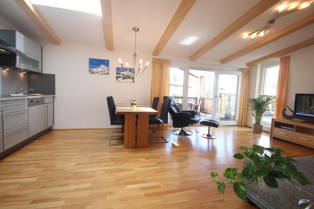 蒂罗尔-基希贝格Apartment Bergsicht - Kirchberg in Tirol的厨房以及带桌椅的用餐室。