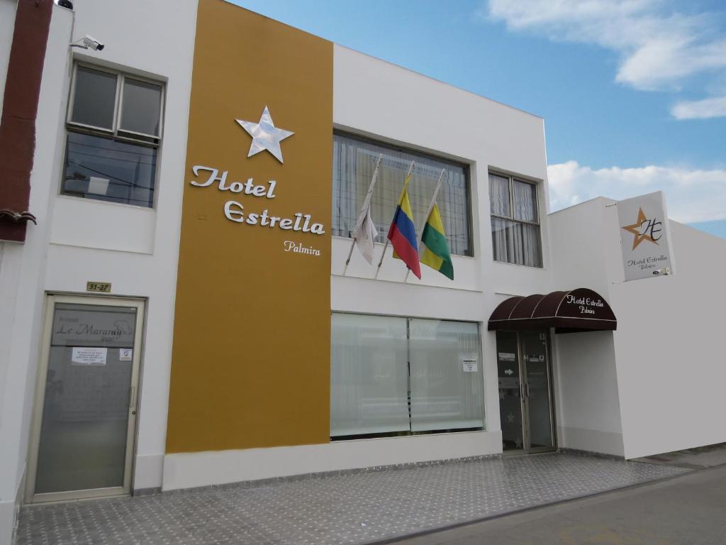 帕尔米拉Hotel Estrella Palmira的建筑的侧面有标志
