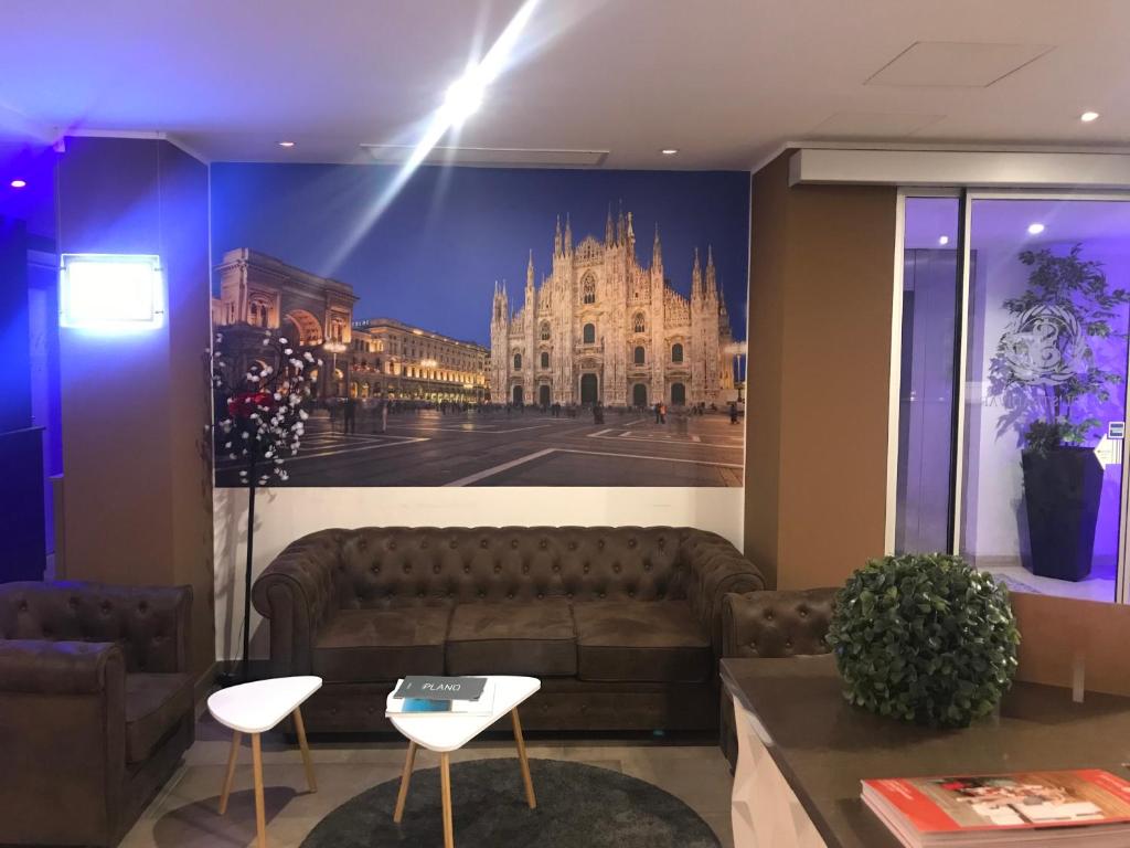 米兰Hotel Stradivari的客厅配有沙发和大楼的照片