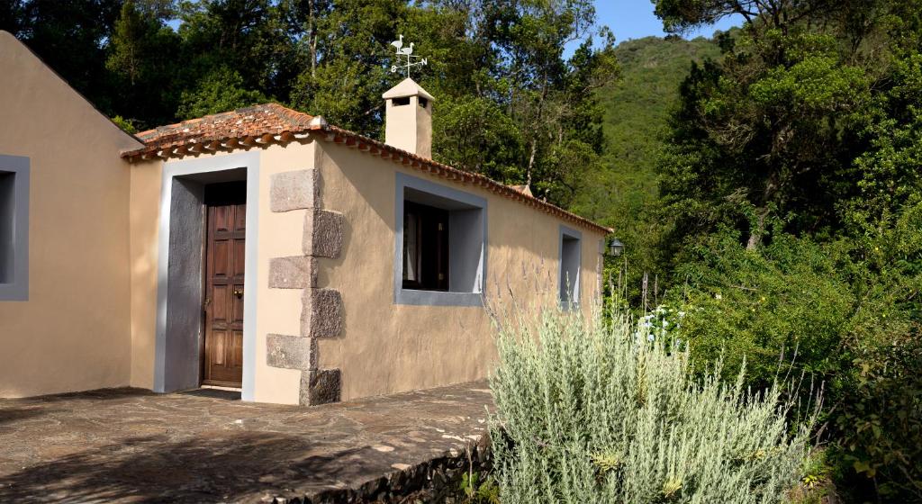 埃尔米瓜Casa Rural Los Patos的上面有十字架的小房子