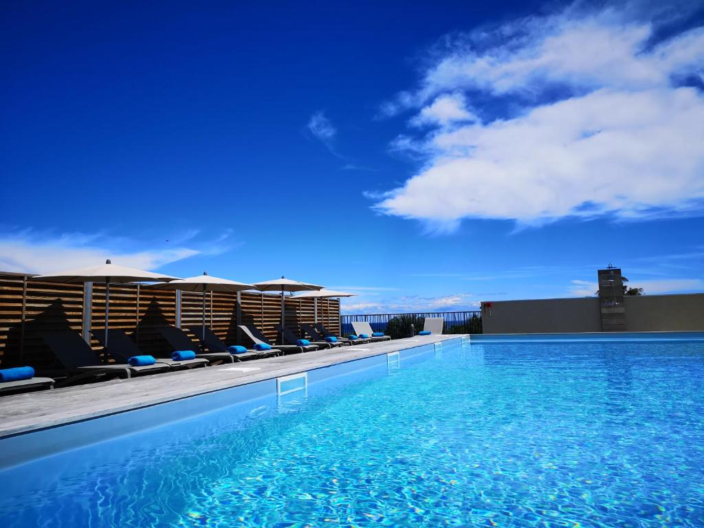 菲里亚尼玛拉纳海滩酒店的建筑物屋顶上的游泳池