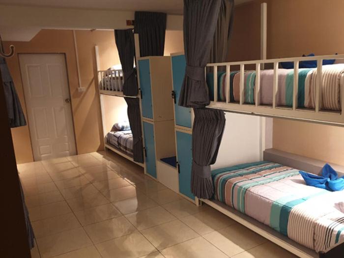 卡伦海滩Oasis Hostel & Bar的带两张双层床的客房和走廊