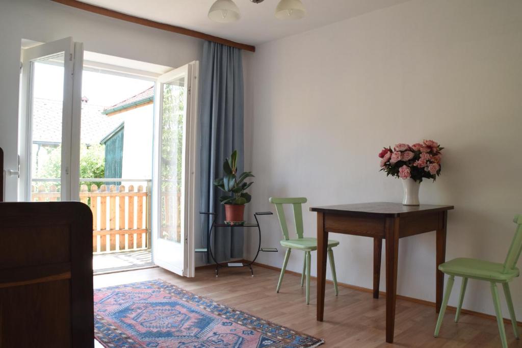施奥弗灵Vintage-Ferienwohnung für 2的客厅配有桌子和绿色椅子
