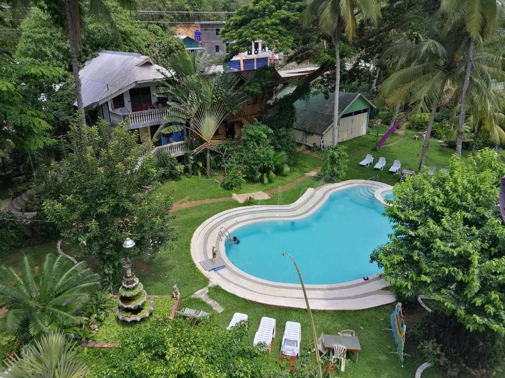 科隆椰子花园度假酒店的房屋前游泳池的顶部景色