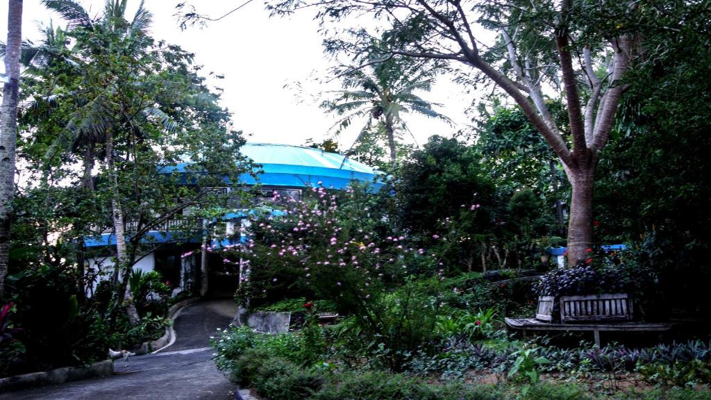 Santo DomingoMirisbiris Garden and Nature Center的公园里长着长凳,树木和鲜花