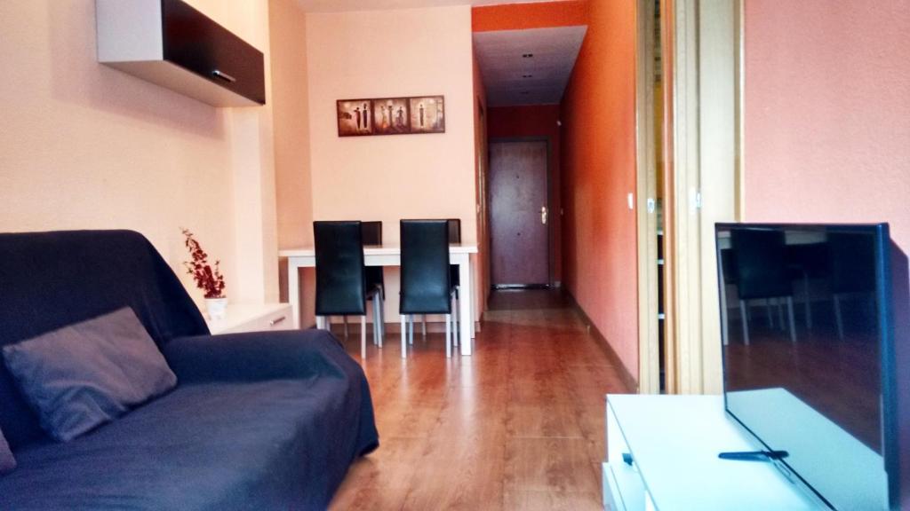 贝尼多姆Precioso Apartment Lepanto-Levante的客厅配有沙发和桌椅