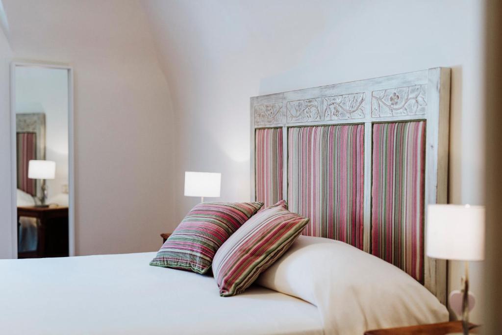 奥维多Casa Vèra Camelia Apartment的卧室配有白色的床和2个枕头